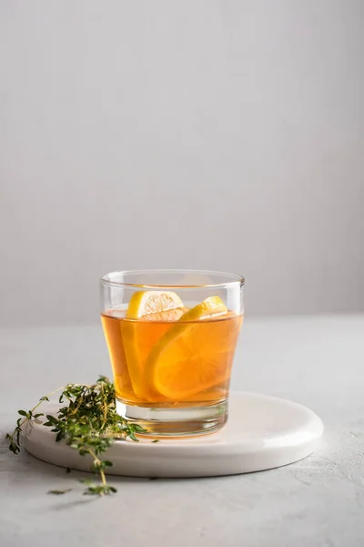 Bebidas tradicionales de otoño e invierno. Calentar té caliente con limón y tomillo — Foto de Stock