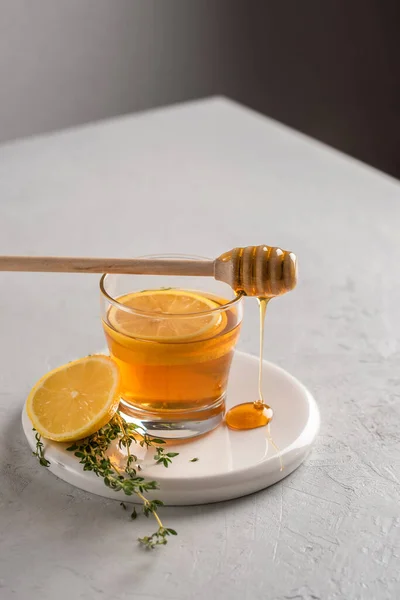 Bebidas tradicionales de otoño e invierno. Calentar el té caliente con limón, miel y tomillo. Bebida saludable —  Fotos de Stock