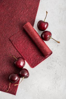 Kirazlı şekerlemeler içinde sulu marşmelov. Meyve ve meyvelerden elde edilen doğal tatlılar. Sağlıklı tatlılar, pastiller, meyve cipsleri. Diyet vitamin yiyeceği. Vejetaryen yemeği.