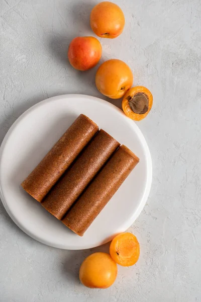 Malvavisco jugoso en rollos de albaricoque. Dulces naturales de bayas y frutas. Dulces saludables: pastillas, papas fritas. Alimento dietético vitamínico. Comida vegana —  Fotos de Stock