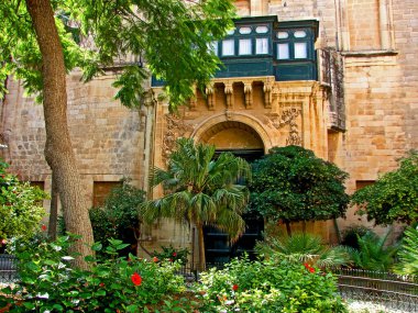 Valletta, Malta 'nın başkenti. Eski ev, kapı ve avlu.