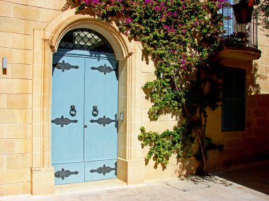 Valletta, Malta 'nın başkenti. Eski ev, kapı ve avlu.