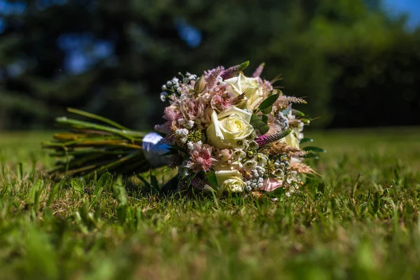 自然公园的新娘花束 — 图库照片