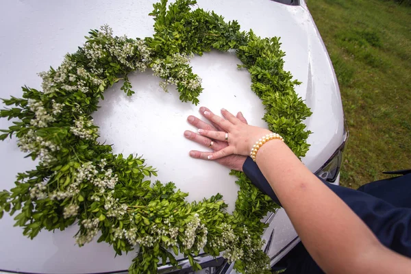 Fedi Nuziali Sulle Mani Degli Sposi Bouquet — Foto Stock