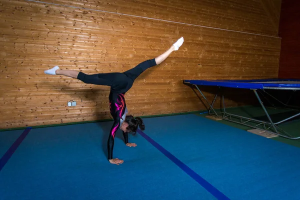 Joven Gimnasta Lanzamiento Campo Deportes — Foto de Stock