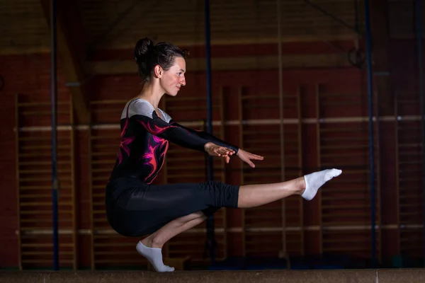 Joven Gimnasta Viga Equilibrio — Foto de Stock