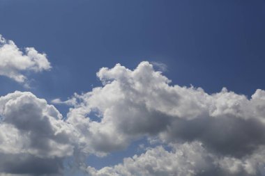 Mavi gökyüzünde beyaz kabarık bulutlar