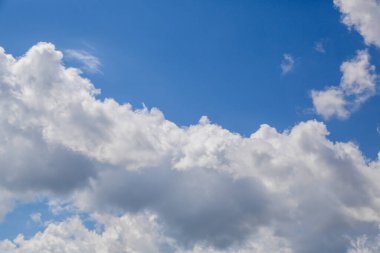 Mavi gökyüzünde beyaz kabarık bulutlar