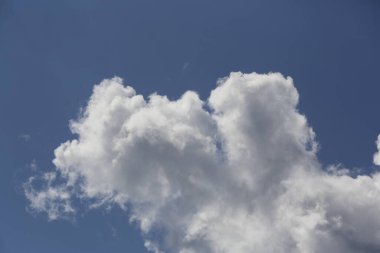 Mavi gökyüzünde beyaz kabarık bulutlar