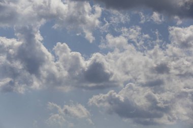 Mavi gökyüzünde beyaz kabarık bulutlar