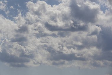 Mavi gökyüzünde beyaz kabarık bulutlar