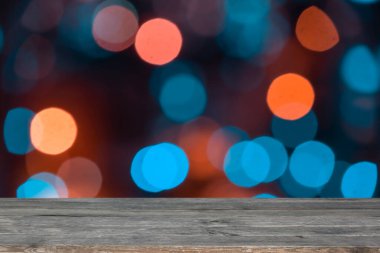 Bulanık arka planda ahşap masa