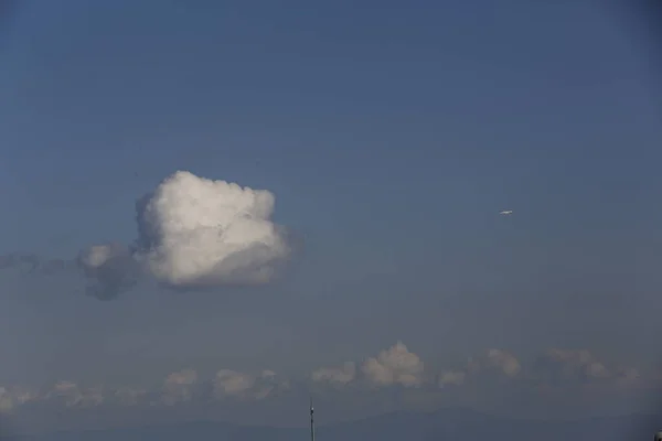 Weiße Flauschige Wolken Blauen Himmel — Stockfoto