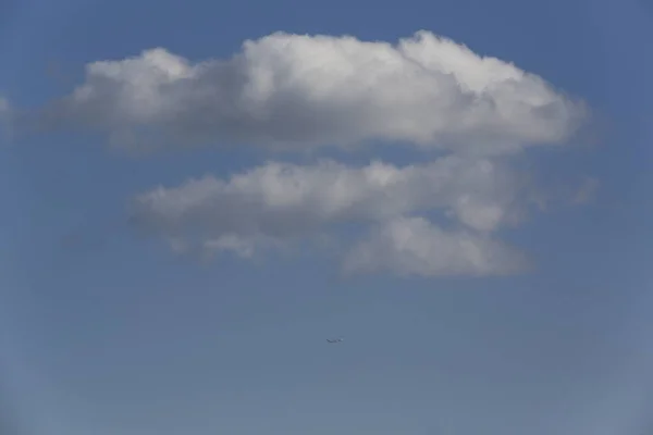 Weiße Flauschige Wolken Blauen Himmel — Stockfoto