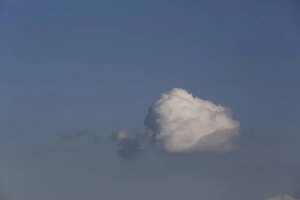 Nuvens Brancas Fofas Azul — Fotografia de Stock