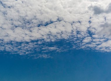 Mavi gökyüzünde beyaz kabarık bulutlar