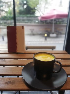 Kahve fincanı ahşap masada. Seçici odak