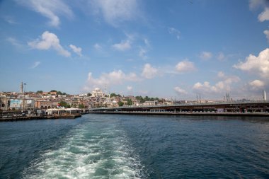 Ön manzara çiçekleri merdivende.