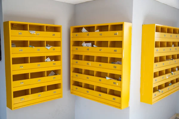 Apartman dairesindeki posta kutusu, asistan, apartman dairesi. Mektup kutusu .