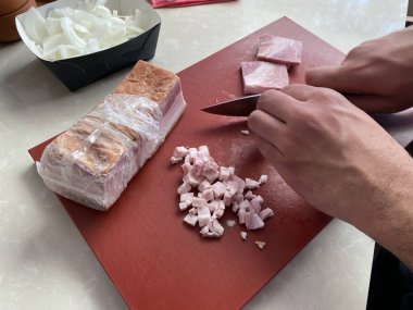 Domuz pastırması kesen adam.