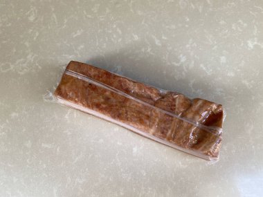 Üst manzara sotelenmiş domuz eti. Domuz pastırması..