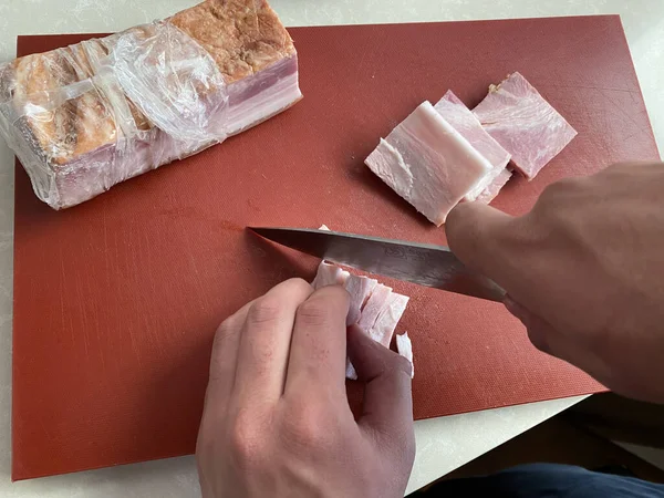 Close Man Cutting Pig Bacon — стоковое фото