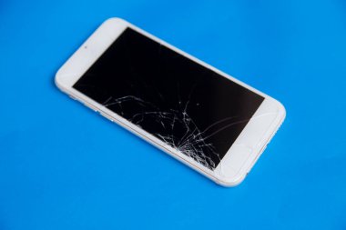 Kırık cep telefonu. Çatlak akıllı telefon ekranı