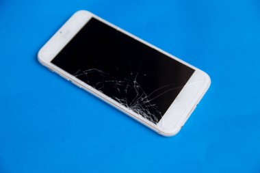 Kırık cep telefonu. Çatlak akıllı telefon ekranı