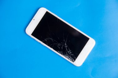 Kırık cep telefonu. Çatlak akıllı telefon ekranı