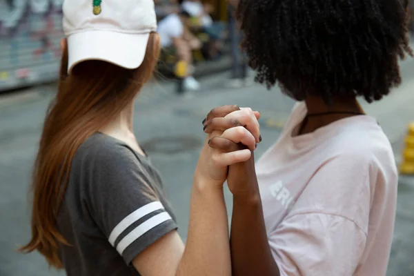 Zbliżyć Czarno Białą Rękę Kobiety Skupienie Selektywne — Zdjęcie stockowe