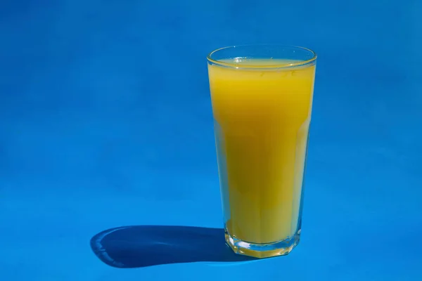 Gros Plan Verre Avec Limonade Sur Fond Isolé — Photo