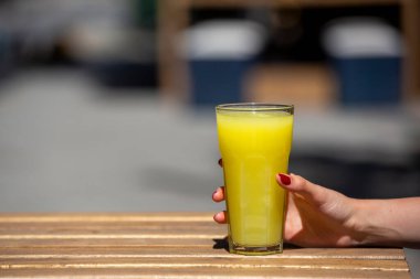 El ele tutuşup limonata içeceğiz.