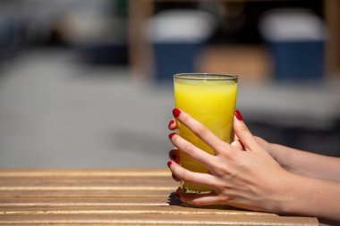 El ele tutuşup limonata içeceğiz.