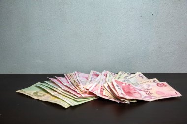 Türk Parası ahşap masada