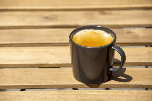 Kaffeetasse Auf Holztisch — Stockfoto