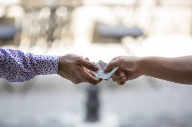 Erkek eli para tutuyor, seçici odaklanıyor.