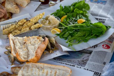 Türk yemek balığı ve ekmek arka planını kapat