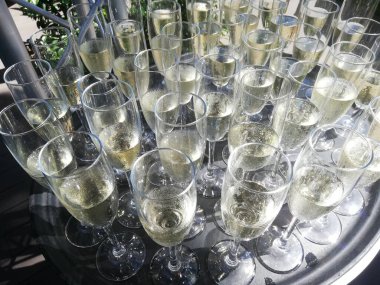 Şampanya bardaklarını kapatın. 