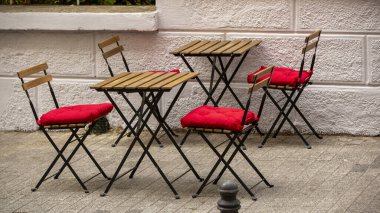 Sokakta demir masa ve sandalye 