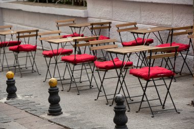 Sokakta demir masa ve sandalye 