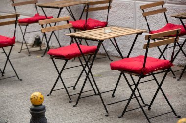 Sokakta demir masa ve sandalye 