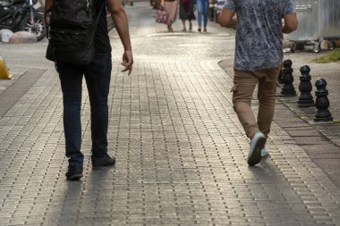 Sokakta yürüyen insanları izliyoruz.