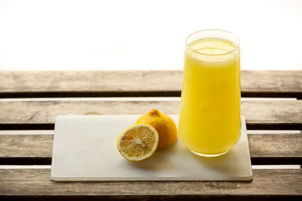 Fermer Verre Avec Limonade Sur Une Table Bois Fond Blanc — Photo