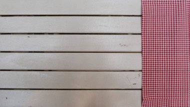 Ahşap masadaki tekstil ürünlerini kapatın.