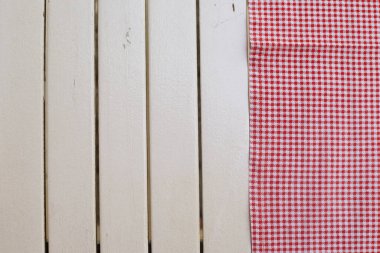 Ahşap masadaki tekstil ürünlerini kapatın.