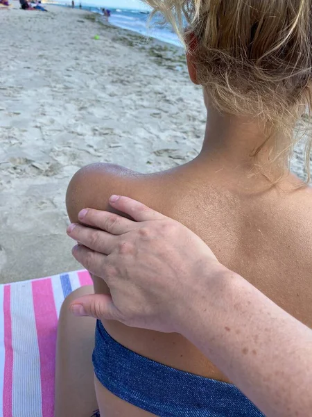 Applying Sunscreen Beach — Stock Photo, Image