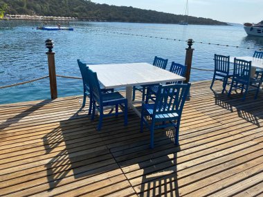 Denizin üstündeki tahta masa. 