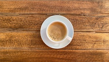 Tahta masadaki en iyi kahve. 