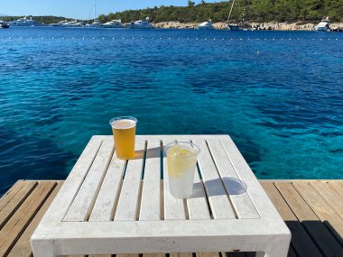 Tahta masada çeşitli içecekler var.