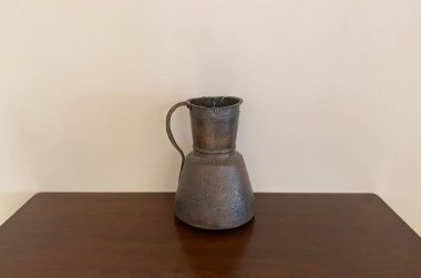 Vazo ahşap masada duruyor!